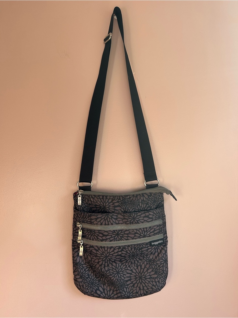 Baggallini Daisy Black Floral Print Crossbody Bag